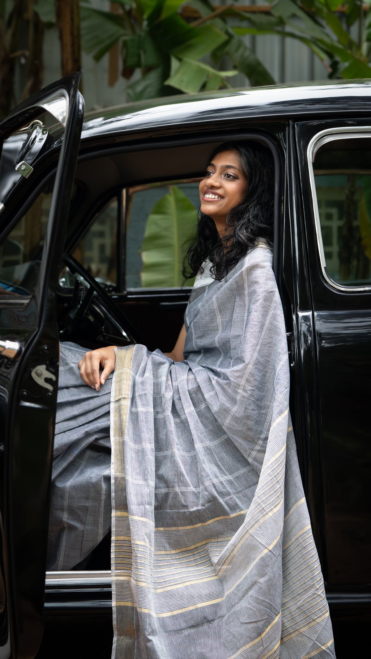 Kaarmegham — charcoal grey cotton-jute saree, handwoven in Kuthampully, Kerala. reyti.